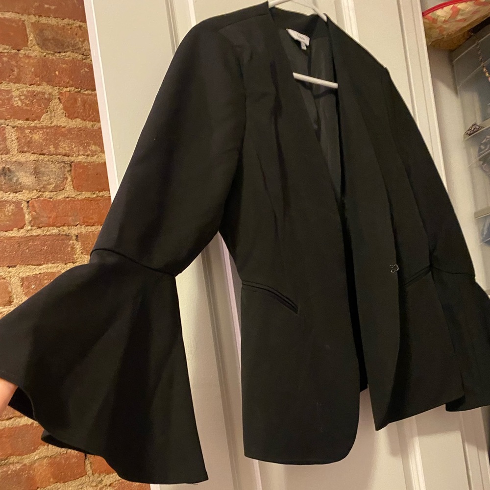NEVER WORN - Savion size 12 bell sleeve fitted black blazer